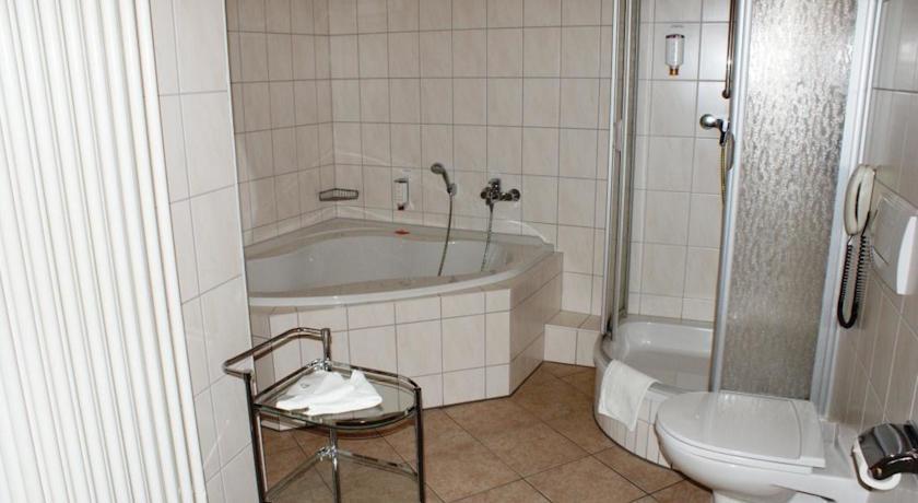Hotel Schwarzer Adler Tangermünde الغرفة الصورة